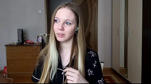 Snapshot of VictoriaDeese chatting on 02-22-26, 04:37 VictoriaDeese online show from 02-22-26, 04:37