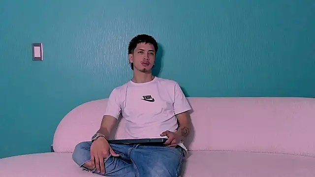 Snapshot of Youdoll_ chatting on 02-25-26, 01:33 Youdoll online show from 02-25-26, 01:33