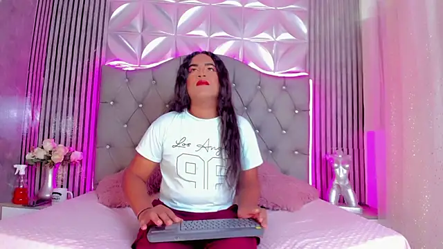 Snapshot of Valentina-Nova- chatting on 04-27-26, 04:10 Valentina-Nova- online show from 04-27-26, 04:10