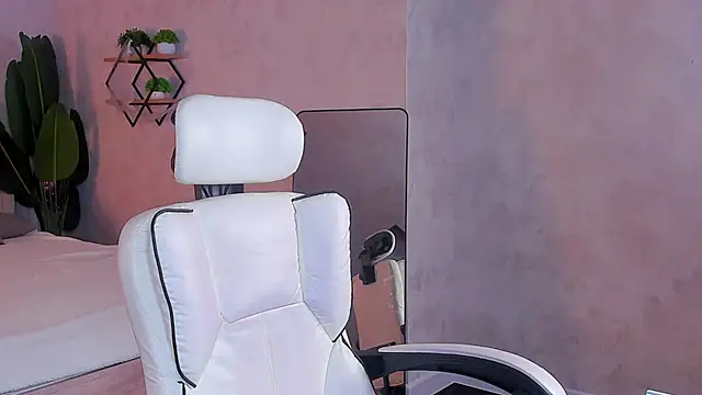 Miaa Hill online show from 03-25-26, 12:15