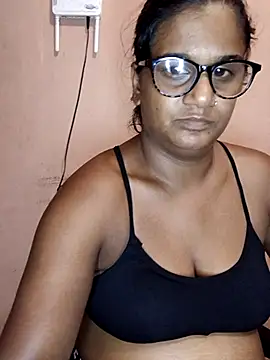 indianstrawberrylips4u online show from 04-12-26, 09:40