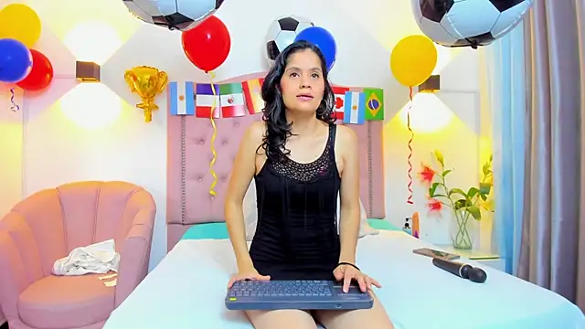 Paulynavera online show from 06-13-26, 01:53