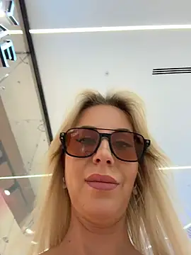 Snapshot of LisaMurr chatting on 05-19-26, 12:45 LisaMurr online show from 05-19-26, 12:45
