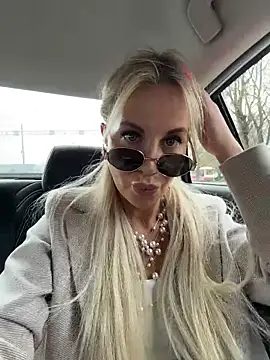Snapshot of LisaMurr chatting on 04-30-26, 11:50 LisaMurr online show from 04-30-26, 11:50