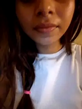 Snapshot of cute_girl_29 chatting on 08-06-26, 08:09 cute girl 29 online show from 08-06-26, 08:09