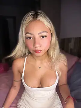 Snapshot of Dulce_Sofi_ chatting on 06-19-26, 06:25 Dulce Sofi online show from 06-19-26, 06:25