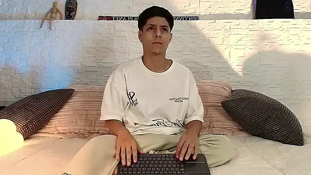 Eliassalvatore  online show from 04-23-26, 03:35