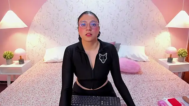 Snapshot of Angelie_Rosebrm chatting on 02-21-26, 12:34 Angelie Rosebrm online show from 02-21-26, 12:34