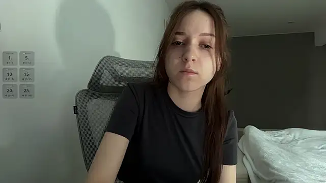 Snapshot of monnymoonn chatting on 05-29-26, 04:18 monnymoonn online show from 05-29-26, 04:18