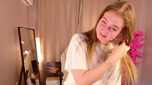 Snapshot of PinkClou9 chatting on 04-16-26, 10:12 PinkClou9 online show from 04-16-26, 10:12