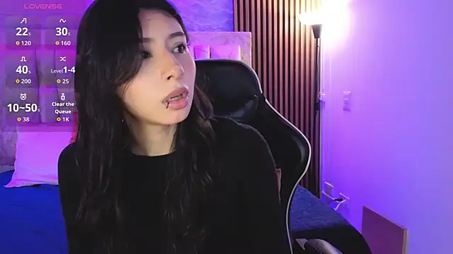 chloe bluee  online show from 04-21-26, 11:06