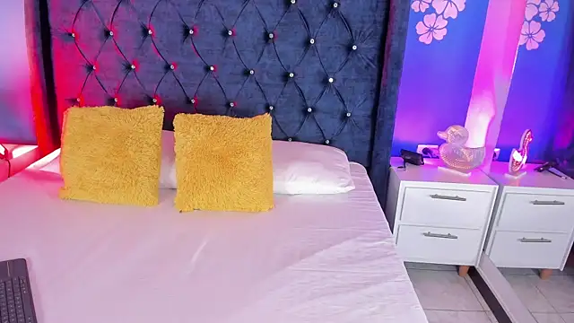 laurasmith  online show from 04-17-26, 12:30