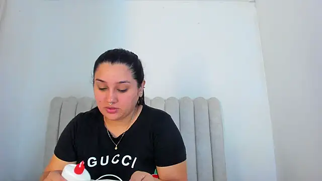 Snapshot of MiaFoox__ chatting on 04-22-26, 02:13 MiaFoox online show from 04-22-26, 02:13