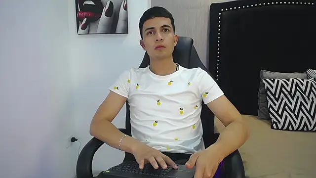 NewYoungHot online show from 04-11-26, 08:34