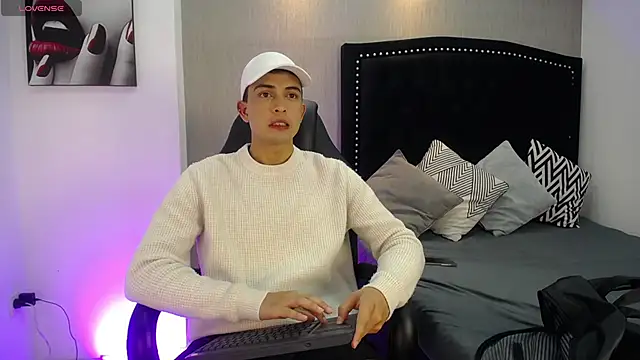 NewYoungHot online show from 04-10-26, 08:16