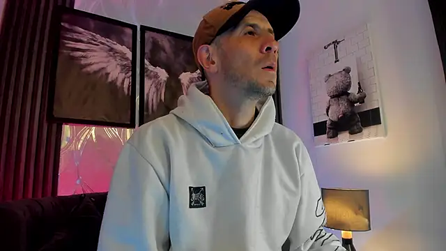 Snapshot of Milanwhite_ chatting on 02-25-26, 11:32 Milanwhite online show from 02-25-26, 11:32