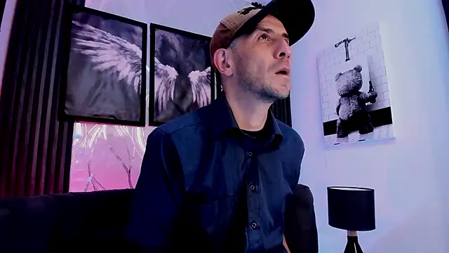 Snapshot of Milanwhite_ chatting on 02-24-26, 11:33 Milanwhite online show from 02-24-26, 11:33