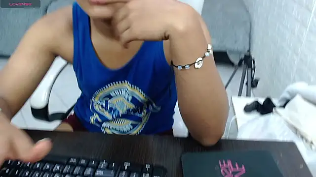 Snapshot of velvet_o chatting on 02-26-26, 04:12 velvet o online show from 02-26-26, 04:12