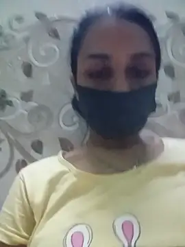 Snapshot of Vandana122 chatting on 05-15-26, 10:24 Vandana122 online show from 05-15-26, 10:24