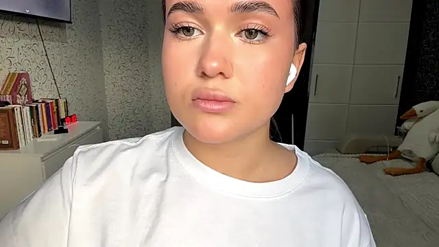 JoycelynUrion online show from 04-11-26, 11:14