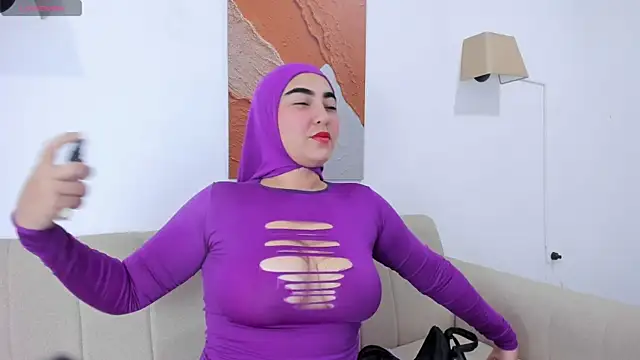 Malika Noor online show from 06-18-26, 02:00