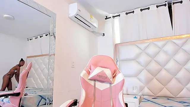 Snapshot of michelleblair1 chatting on 06-12-26, 01:20 michelleblair1 online show from 06-12-26, 01:20