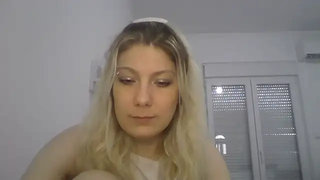 Foxy Bright online show from 03-28-26, 01:23