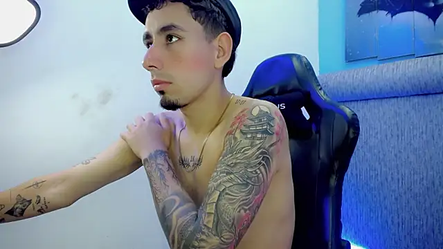 Snapshot of Owen_courtz chatting on 03-11-26, 12:21 Owen courtz online show from 03-11-26, 12:21