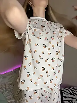 Snapshot of EvelynRavenwood chatting on 02-25-26, 03:23 EvelynRavenwood online show from 02-25-26, 03:23