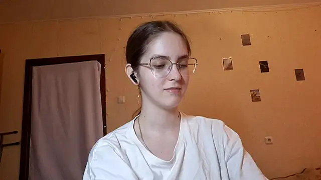 Snapshot of Katelemon chatting on 06-08-26, 01:11 Katelemon online show from 06-08-26, 01:11