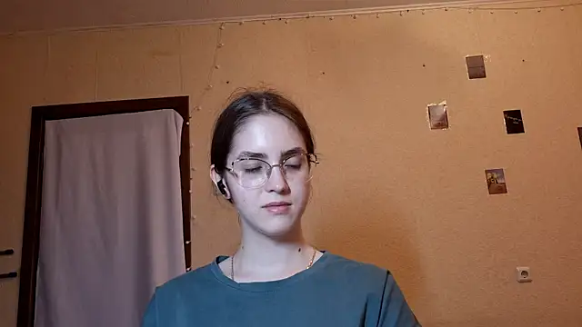 Snapshot of Katelemon chatting on 06-03-26, 02:33 Katelemon online show from 06-03-26, 02:33