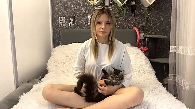 Snapshot of SofiaMarken chatting on 02-28-26, 01:44 SofiaMarken online show from 02-28-26, 01:44