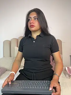 Snapshot of celeste_z chatting on 05-08-26, 02:43 celeste z online show from 05-08-26, 02:43