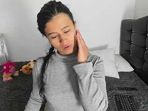 LatinaQueen23 online show from 03-27-26, 01:45