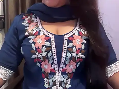 Snapshot of Avneet_kaurr1 chatting on 06-08-26, 02:45 Avneet kaurr1 online show from 06-08-26, 02:45