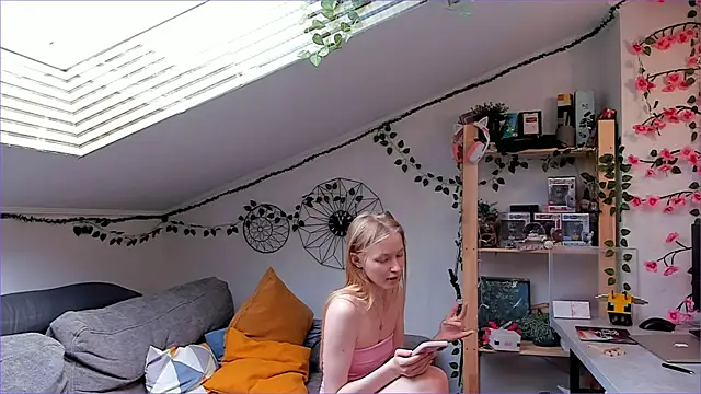 Snapshot of EliteEross chatting on 05-25-26, 12:15 EliteEross online show from 05-25-26, 12:15