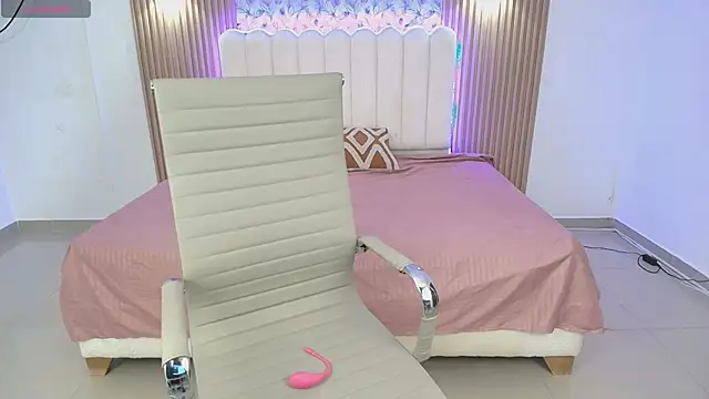 Snapshot of allyson_nahid chatting on 04-14-26, 12:10 allyson nahid online show from 04-14-26, 12:10