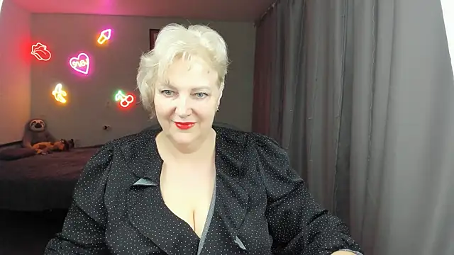 Snapshot of Mary-Leee chatting on 05-25-26, 06:56 Mary-Leee online show from 05-25-26, 06:56