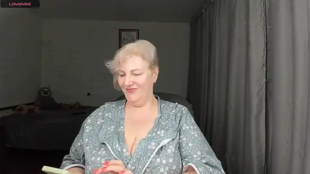 Snapshot of Mary-Leee chatting on 06-12-26, 04:49 Mary-Leee online show from 06-12-26, 04:49