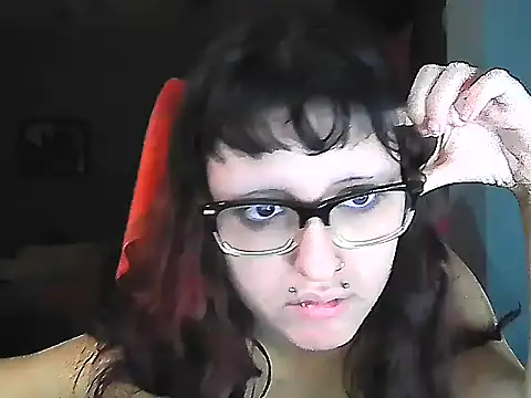 Snapshot of Kikimilkyy chatting on 04-21-26, 04:30 Kikimilkyy online show from 04-21-26, 04:30