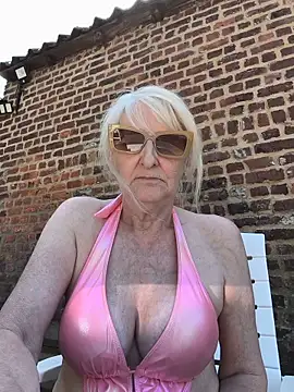 Snapshot of Heidiblueeyes chatting on 05-28-26, 01:17 Heidiblueeyes online show from 05-28-26, 01:17