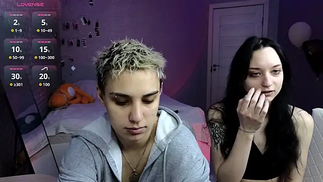 Snapshot of LuxuryLoverss chatting on 04-21-26, 11:06 LuxuryLoverss online show from 04-21-26, 11:06