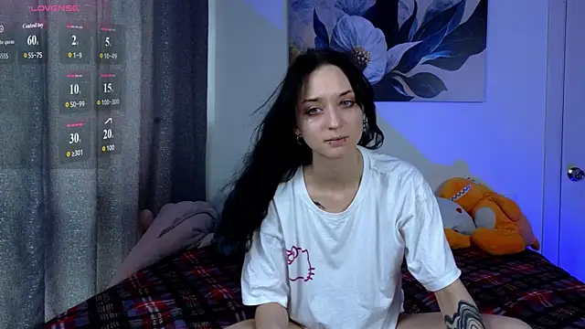 Snapshot of LuxuryLoverss chatting on 05-17-26, 11:10 LuxuryLoverss online show from 05-17-26, 11:10