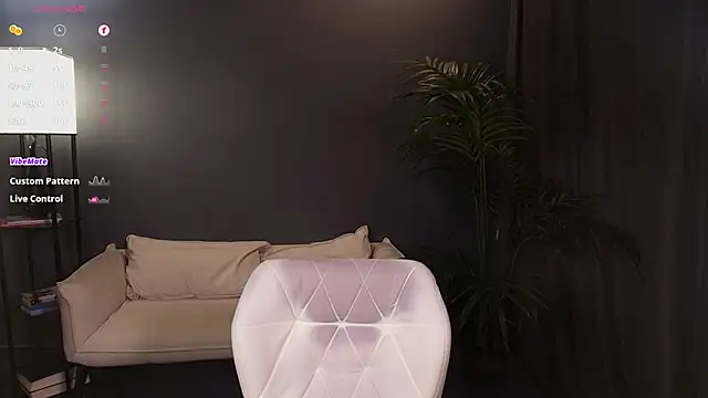 Snapshot of Elle_Funning chatting on 05-22-26, 03:59 Elle Funning online show from 05-22-26, 03:59