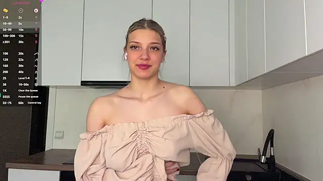 Snapshot of Carolini_i chatting on 06-05-26, 04:13 Carolini i online show from 06-05-26, 04:13