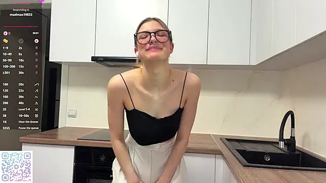 Carolini i online show from 06-14-26, 04:19