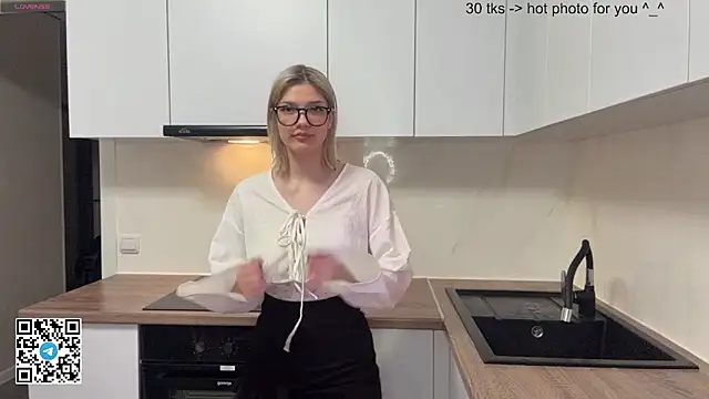Snapshot of Carolini_i chatting on 04-21-26, 05:41 Carolini i online show from 04-21-26, 05:41