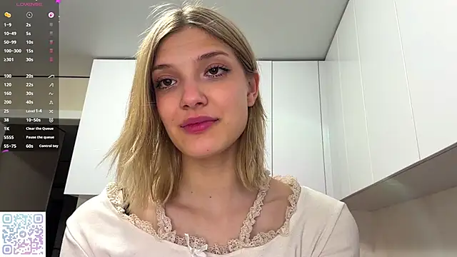 Snapshot of Carolini_i chatting on 05-30-26, 04:12 Carolini i online show from 05-30-26, 04:12