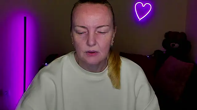 Snapshot of Bella_soulmate chatting on 04-18-26, 11:23 Bella soulmate online show from 04-18-26, 11:23