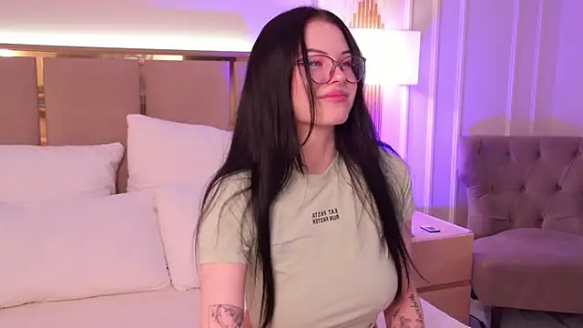 Snapshot of CindyMil chatting on 03-04-26, 06:21 CindyMil online show from 03-04-26, 06:21